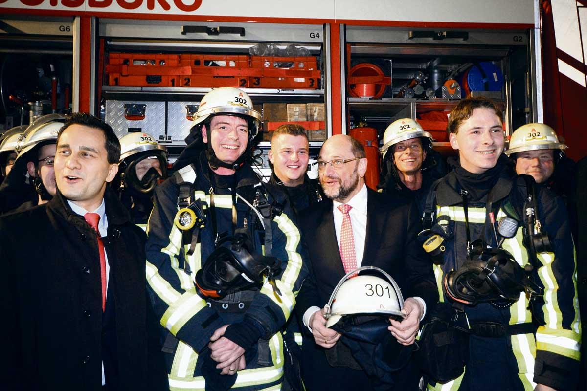 Kleiner Mann, ganz groß. SPD-Kanzlerkandidat Martin Schulz besucht die Freiwillige Feuerwehr in Duisburg