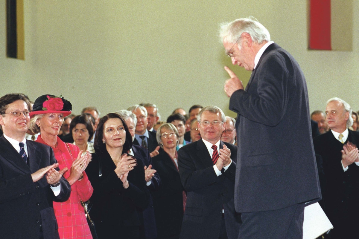 Frank Schirrmacher (vorne links) applaudiert Martin Walser in der Frankfurter Paulskirche, 11. Oktober 1998