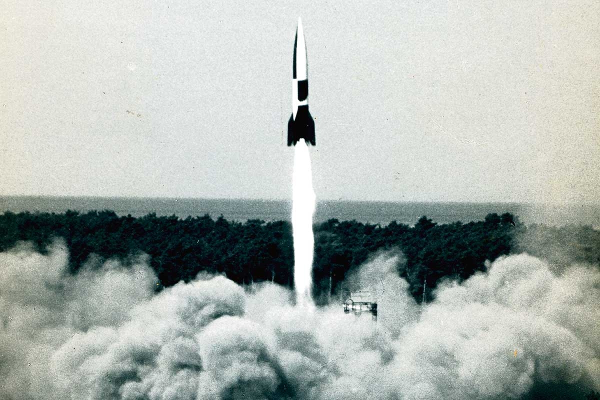 Pynchons Hauptfigur reagiert sehr körperlich auf die nahende V2-Rakete der Deutschen, hier ein Bild eines Tests, ca. 1944