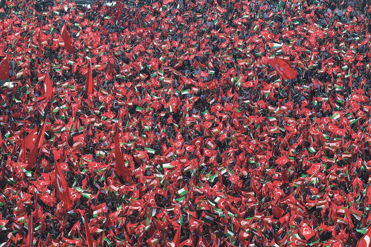 Fahnenmeer bei Kundgebung in Istanbul, 28. Oktober