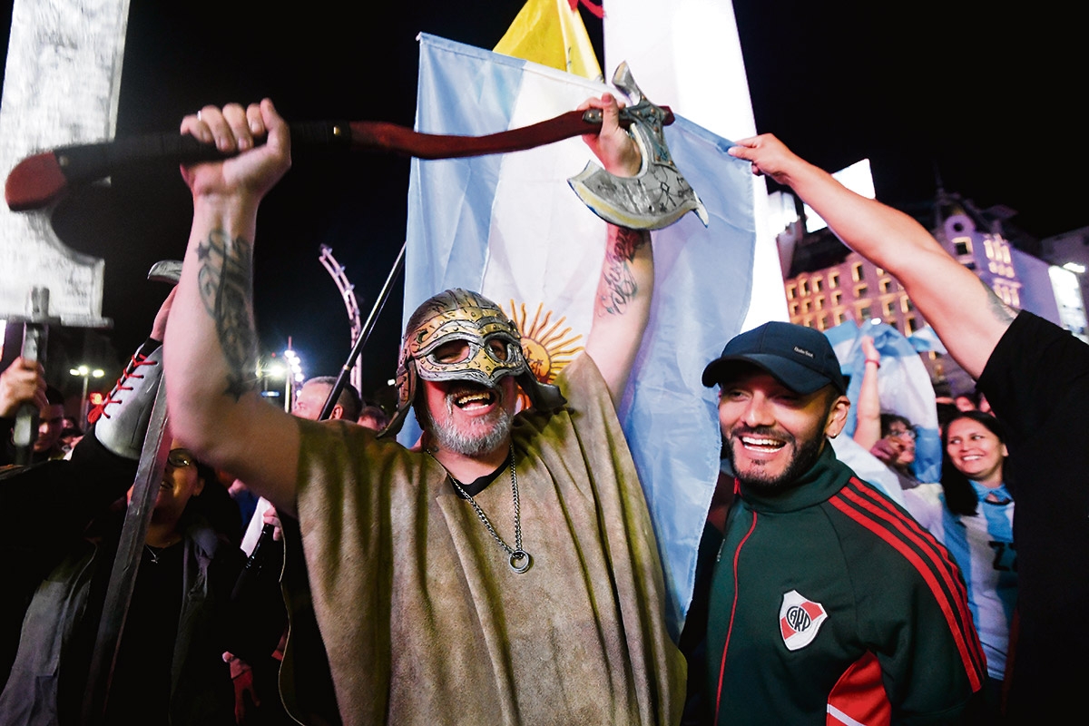 Begeisterung für die Fiktion. Javier Mileis Anhänger feiern seinen Wahlsieg am 19. November in Buenos Aires