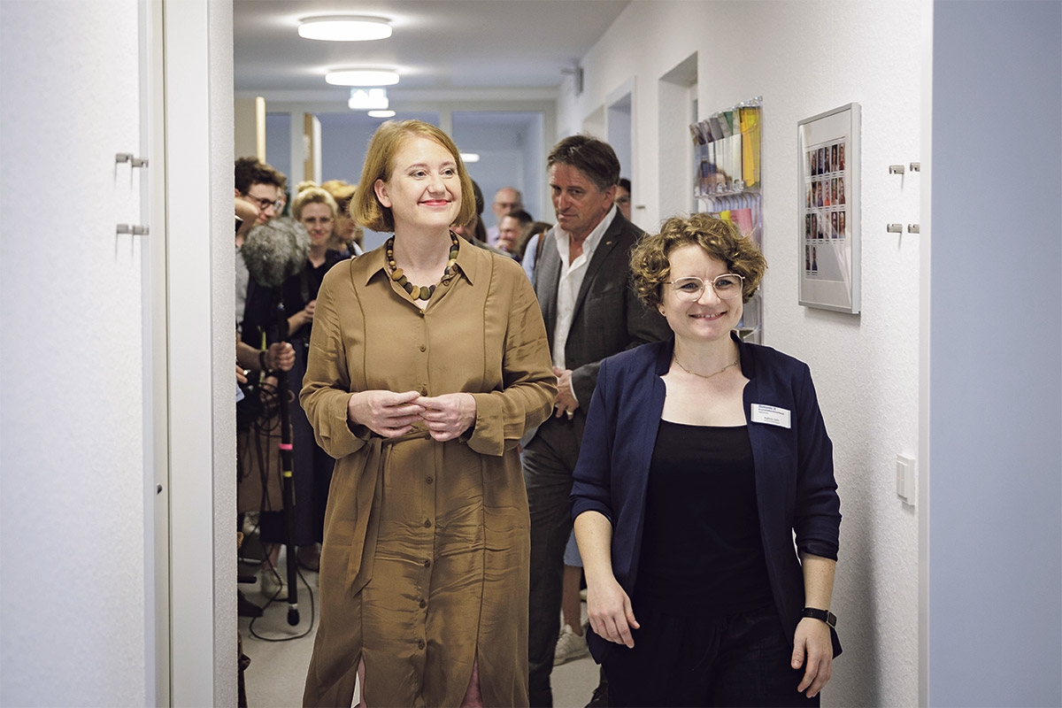 Handeln, nicht nur besuchen. Bundesfamilienministerin Lisa Paus (l.) beim Besuch in einem Heilbronner Frauenhaus im August