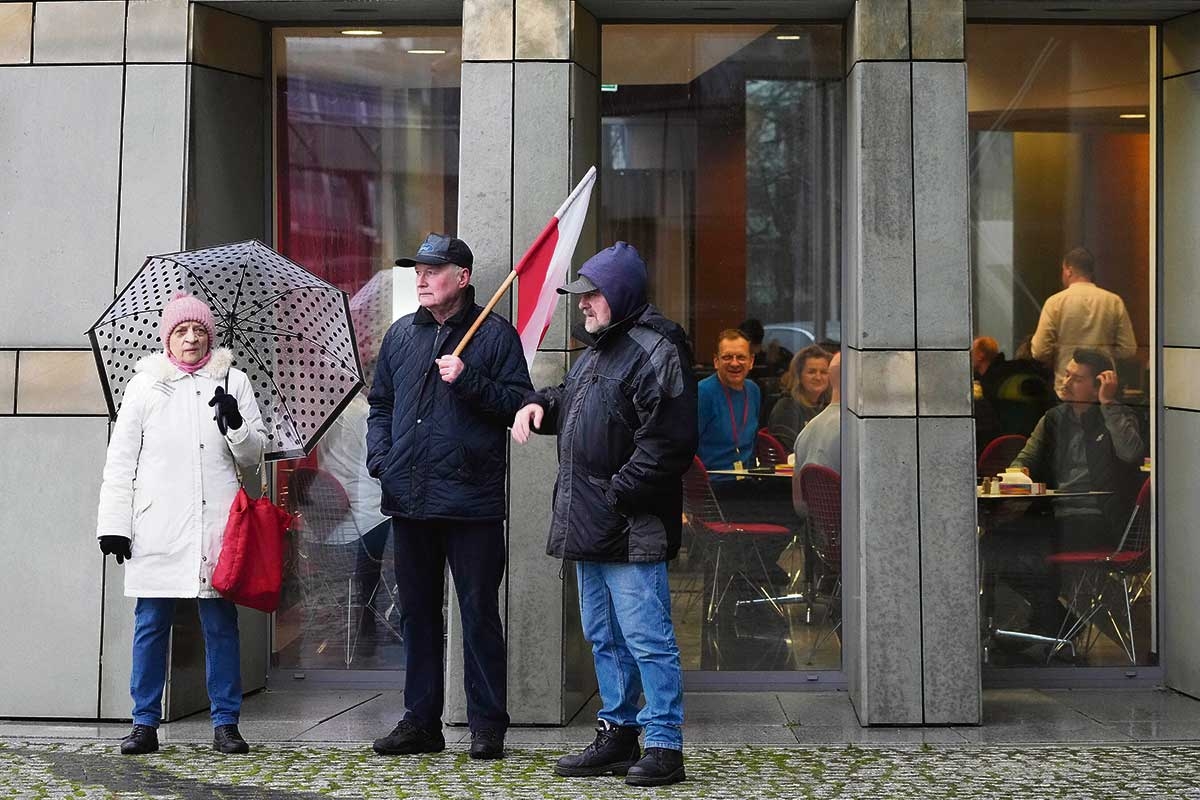 Überschaubarer Andrang. PiS-Anhänger versammeln sich am Hauptsitz des staatlichen Fernsehsenders TVP, um gegen die Neubesetzung der Senderleitung durch die neue polnische Regierung zu protestieren, Warschau, 20. Dezember