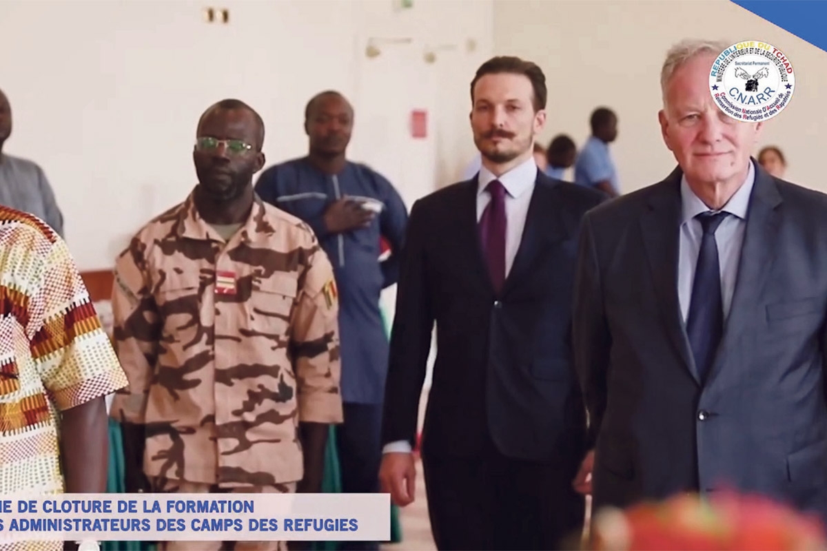 Ungarisch-tschadische Freundschaft. Gáspár Orbán (2. v. r.) in einem Video der tschadischen Flüchtlingsbehörde CNARR vom 25. Oktober 2023