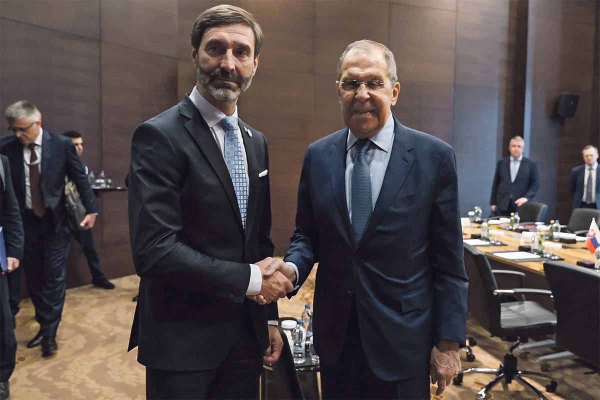 Bitte nicht lächeln. Der slowakische Außenminister Juraj Blanár (li.) und sein russischer Amtskollege Sergej Lawrow am Rande des Antalya Diplomacy Forum, 2. März