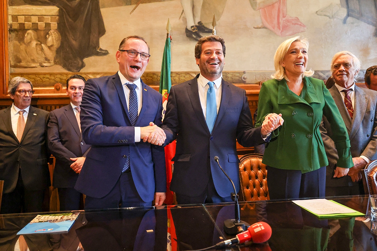 Damals Hand in Hand. Marine Le Pen (RN, re.), Tino Chrupalla (AfD, li.),  André  Ventura (Chega) in Lissabon, 24. November 2023