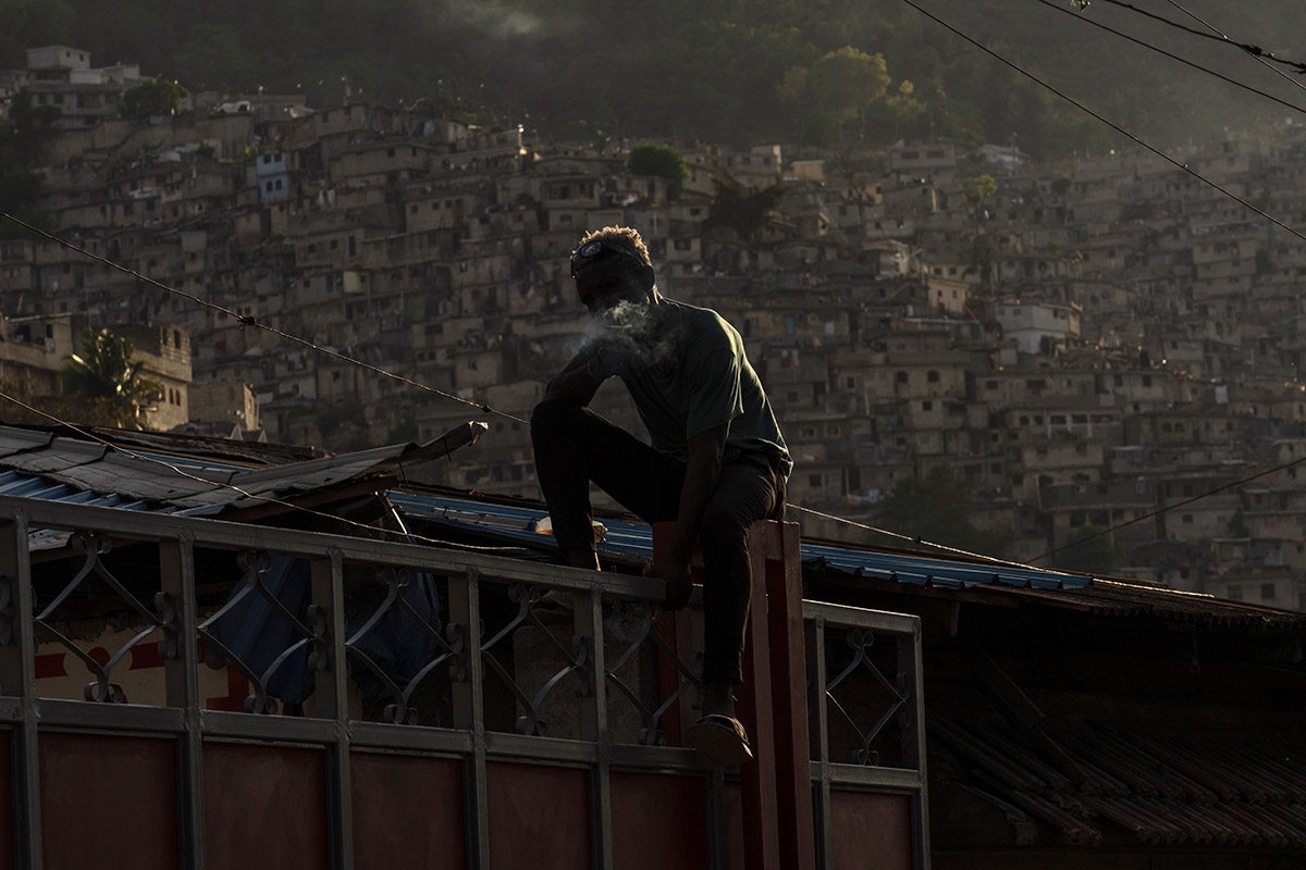 Ein Anwohner in einem Vorort von Port-au-Prince