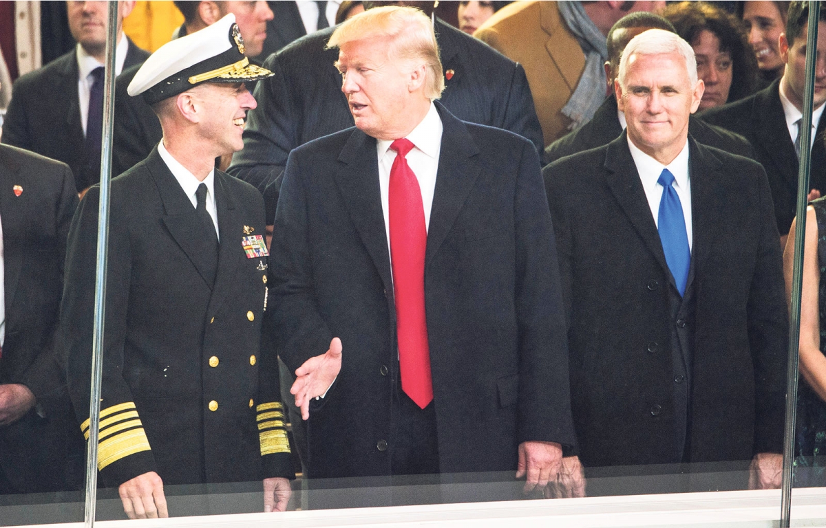 Mike Pence (r.) neben Donald Trump und Admiral John Richardson (l.)
