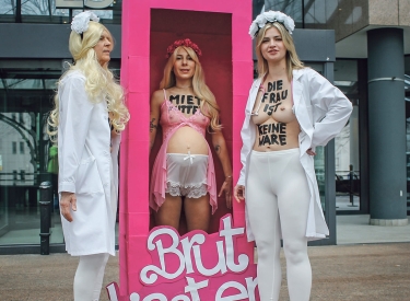 Aktivistinnen der Gruppe Femen protestierten vor einer Kinderwunschmesse in Berlin am 2. März