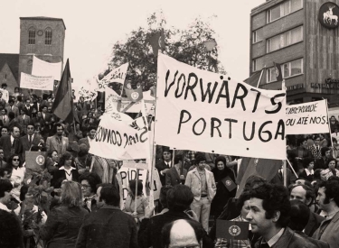 Die vergessenen Gastarbeiter. Portugiesen demonstrieren am 5. Mai 1974 im Ruhrgebiet ihre Solidarität mit der Nelkenrevolution