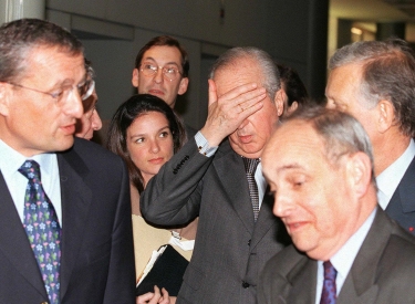 Die Augen fest geschlossen halten. Schon Edouard Balladur, der 1994 Premierminister war, und seine Regierungskollegen leugneten die Mitverantwortung Frankreichs für den Genozid in Ruanda, hier nach einer parlamentarischen Anhörung 1998 in Paris
