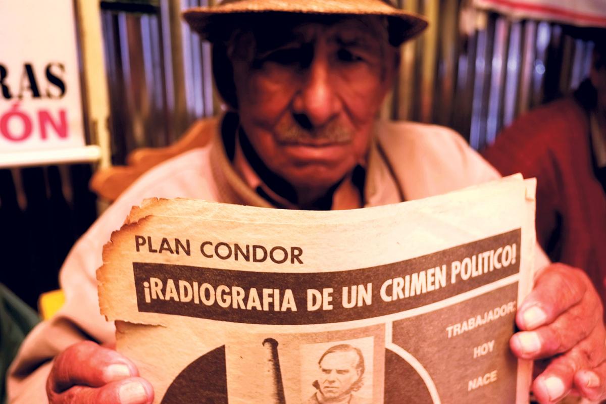 »Röntgenbild eines politischen Verbrechens«. So lautet die Schlagzeile in der alten Zeitung zum »Plan Condor«, die Julio Sevilla, ein Überlebender der Diktatur in Bolivien, in La Paz hochhält, 18. Januar