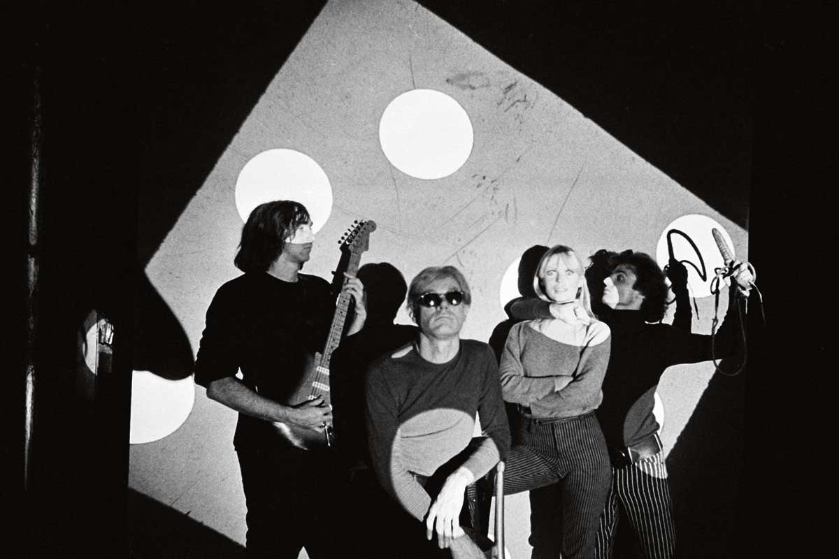  Andy Warhol (mit Sonnenbrille) und The Velvet Underground