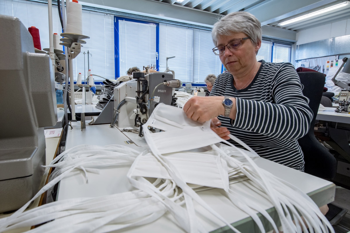 Von wegen Kurzarbeit. In diesem Textilunternehmen in der sächsischen Kleinstadt Geyer werden statt Tischdecken und Bettwäsche derzeit unter Hochdruck Mundschutzmasken hergestellt 