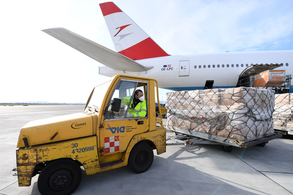 Aggressive Politik der Großzügigkeit. 30 Tonnen Schutzausrüstung aus China werden am Flughafen Wien-Schwechat entladen, 30. März