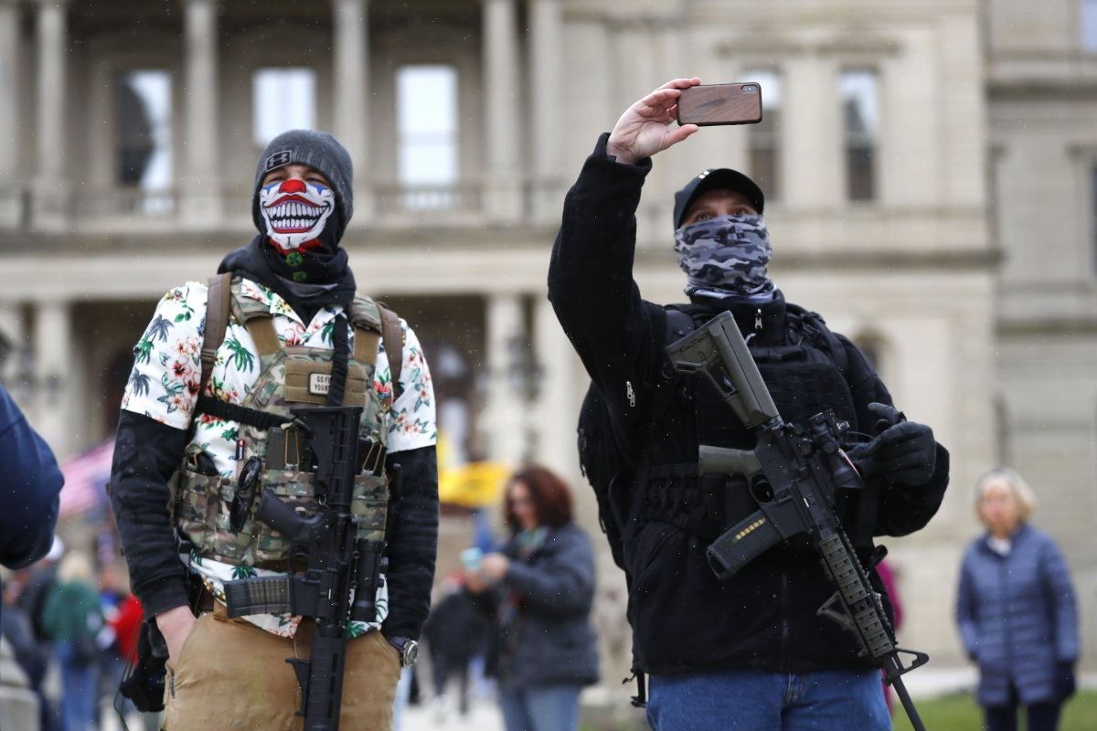 Mit dem Sturmgewehr gegen den Lockdown: Demonstranten vor dem Parlament  in Lansing/Michigan zeigen, welche Freiheiten sie verteidigen wollen 