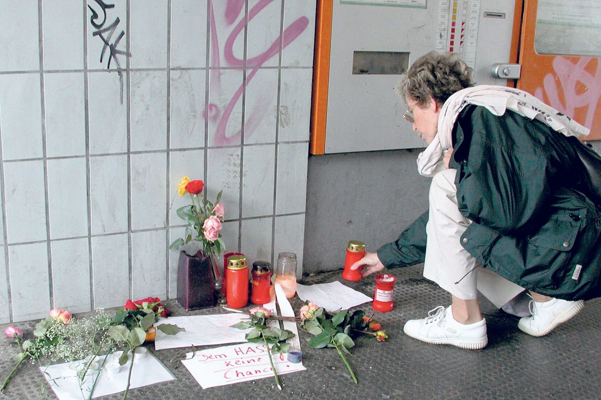 Nach dem Anschlag am 27. Juli 2000 legten Menschen Blumen und Kerzen am S-Bahnhof Wehrhahn in Düsseldorf nieder