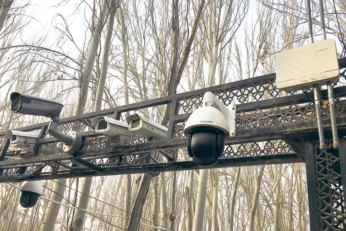 Sicher ist sicher. Kameras über dem Eingang zu einer Moschee in Kashgar in der Region Xinjiang, Januar 2019