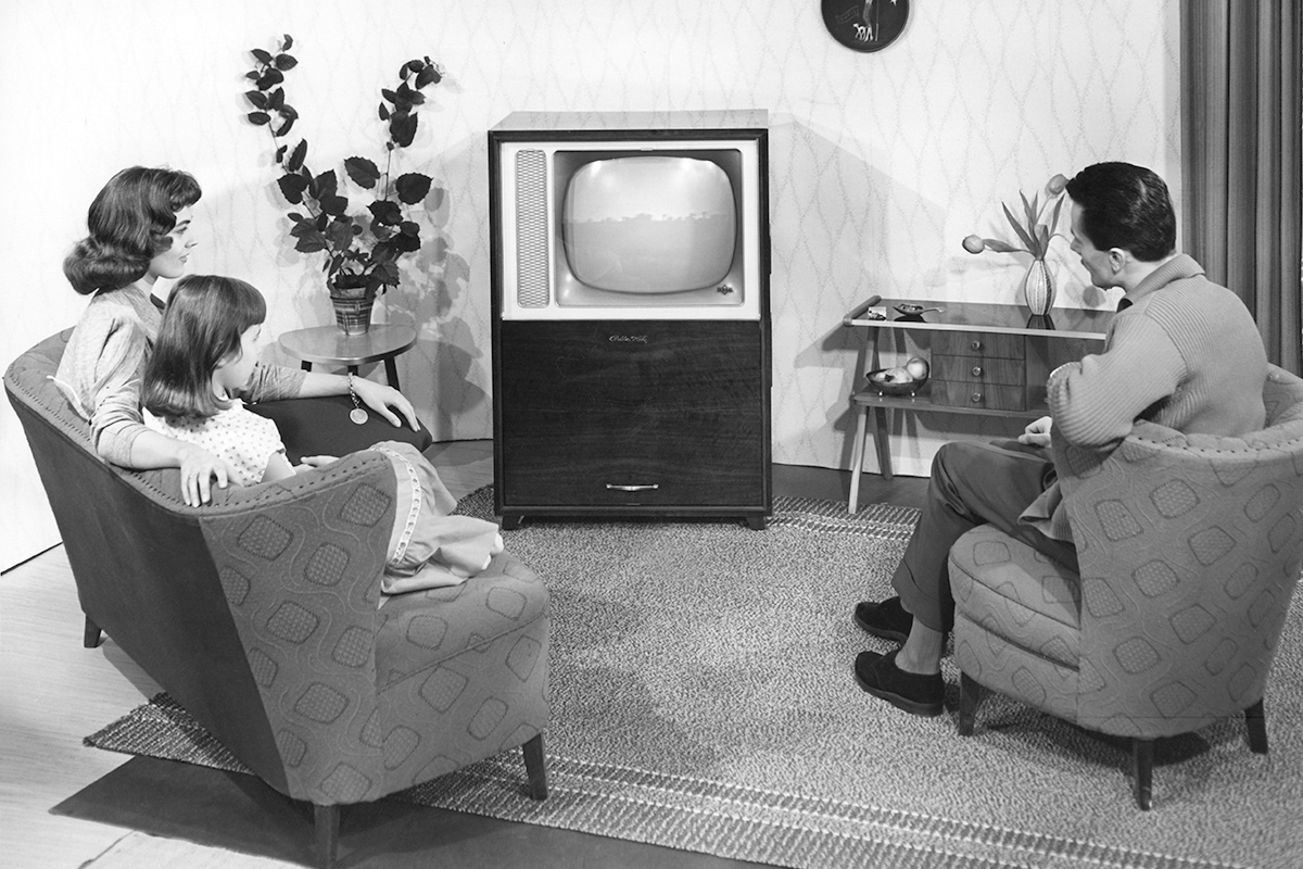 Als das Fernsehen den Vorabend erfand. Modellfamilie in Modellwohnzimmer in der Bundesrepublik, ca. 1955