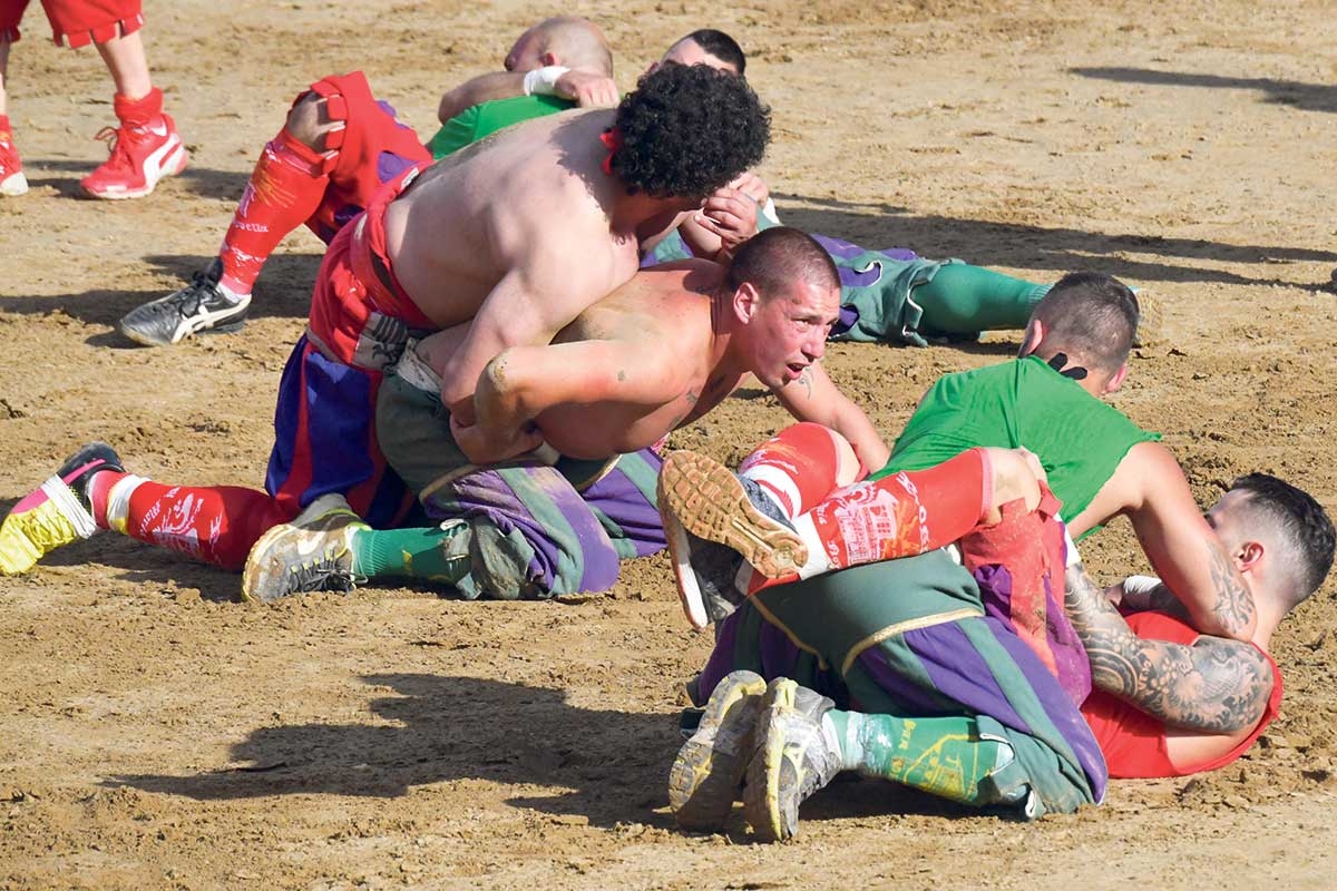 »Calcio storico« ist wie eine Mischung aus Rugby und Fußball auf Sandboden – aber in Kombination mit handschuhlosem Boxen, Ringen und Kickboxen