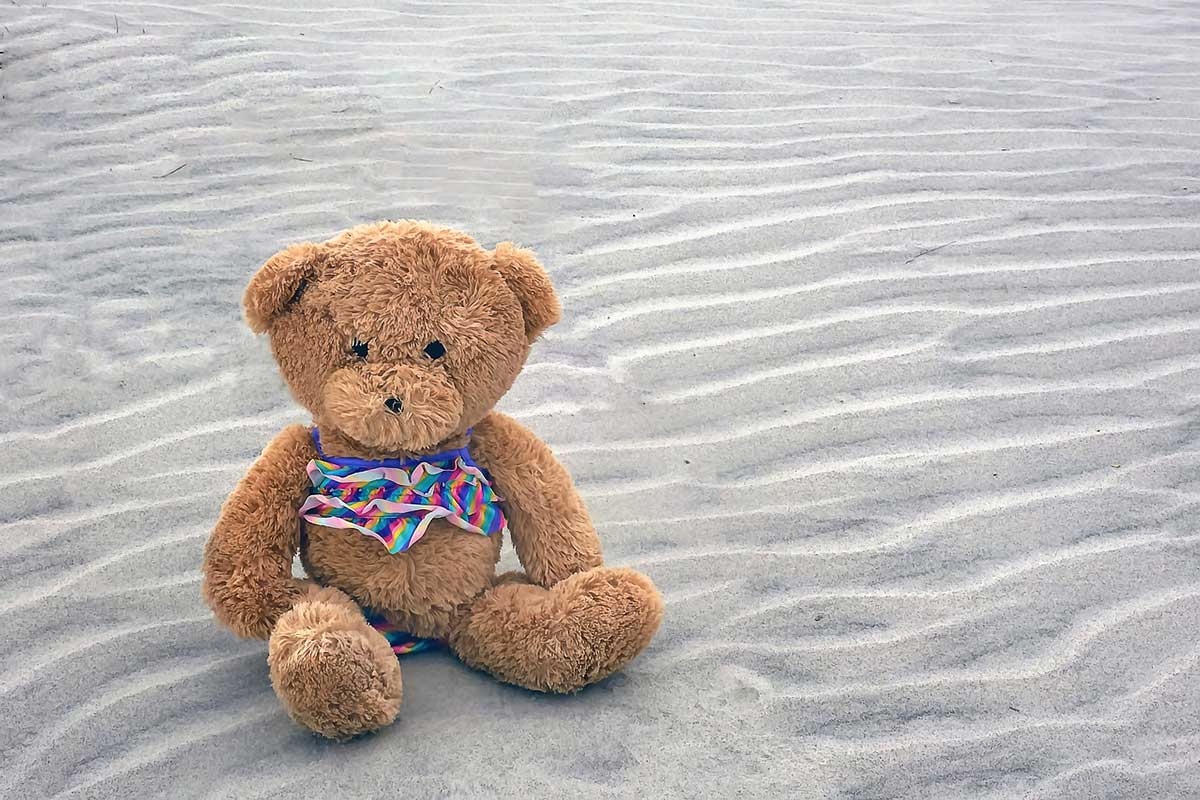 Teddy im Sand