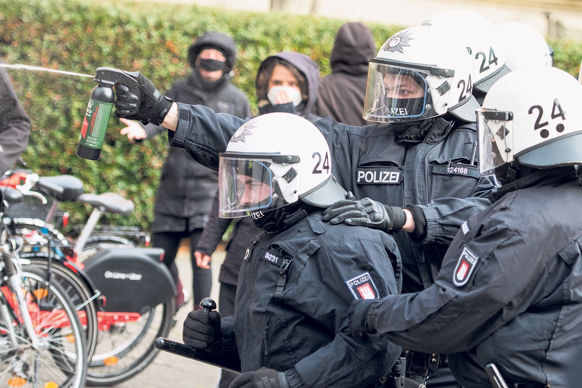 Polizisten setzen bei einer Solidaritätskundgebung Pfefferspray ein