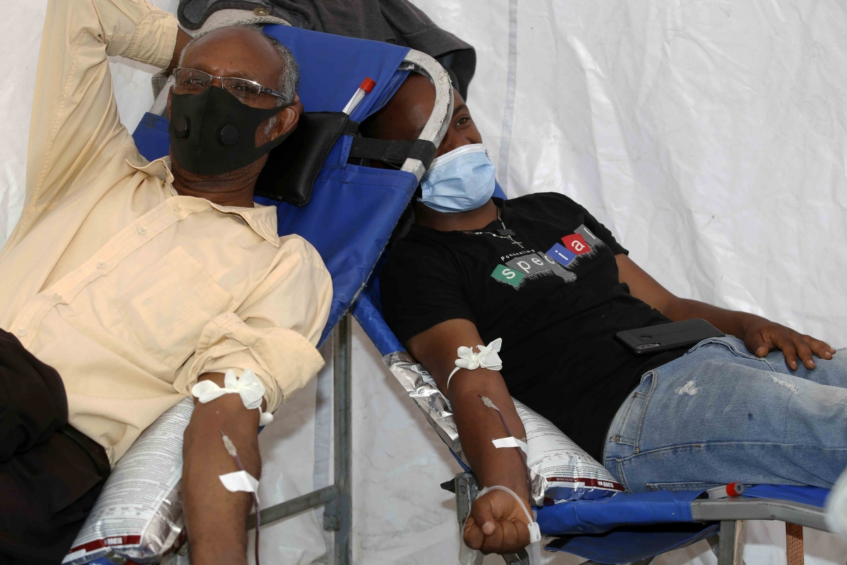 Männer spenden Blut für äthiopische Truppen
