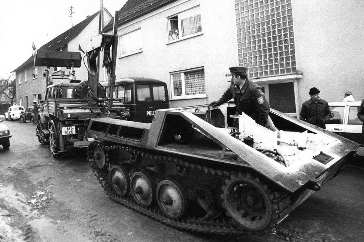 Polizisten transportieren in Heroldsberg bei Nürnberg einen Panzer aus dem Arsenal der »Wehrsportgruppe Hoffmann« ab, 30. Januar 1980