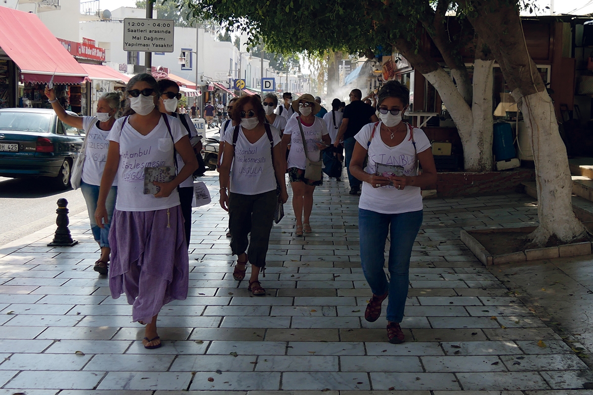 Frauenrechtlerinnen in Bodrum auf der Straße
