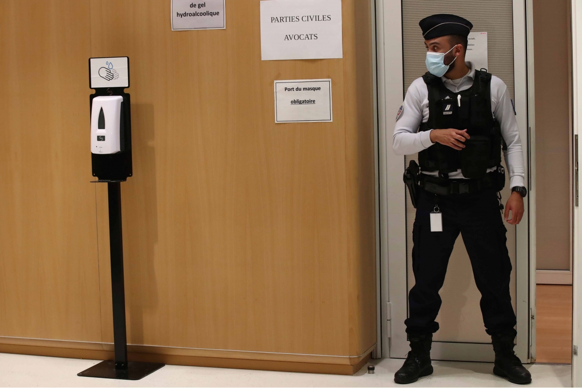 Wegen der Terrorismusgefahr und der Pandemie waren besondere Sicherheitsmaßnahmen erforderlich. Raum der Anwälte der Nebenkläger im Pariser Gerichtsgebäude, 16. Dezember