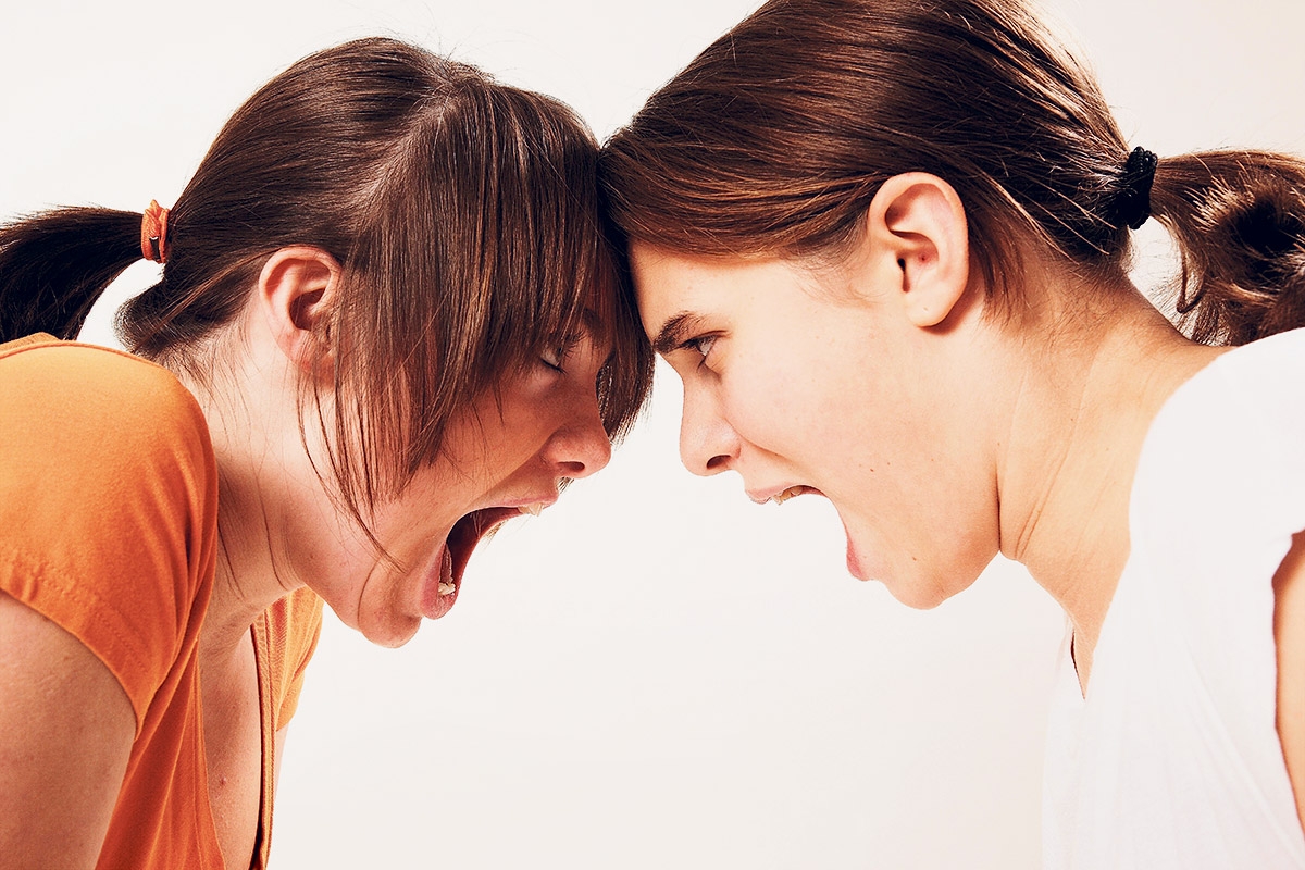 Zwei Frauen schreien sich an