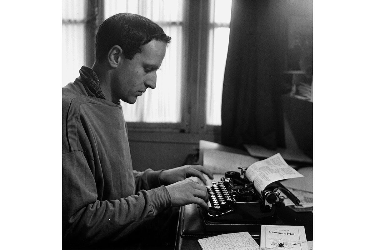 Boris Vian an seiner Schreibmaschine, Paris 1956