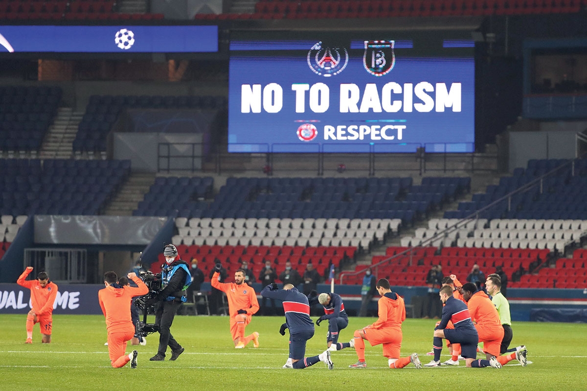 Spieler von Paris Saint-Germain und Istanbul Başakşehir protestieren auf dem Platz gegen Rassismus