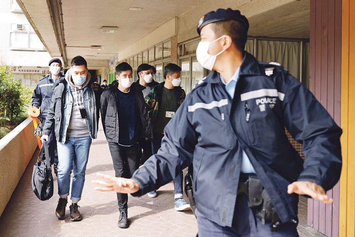 Auf Grundlage des Sicherheitsgesetzes vom vergangenen Sommer kann die Polizei von Hongkong problemlos Oppositionelle verhaften, wie hier den Anführer der Studentenproteste 2014/2015, Lester Shum (3. v. l.)