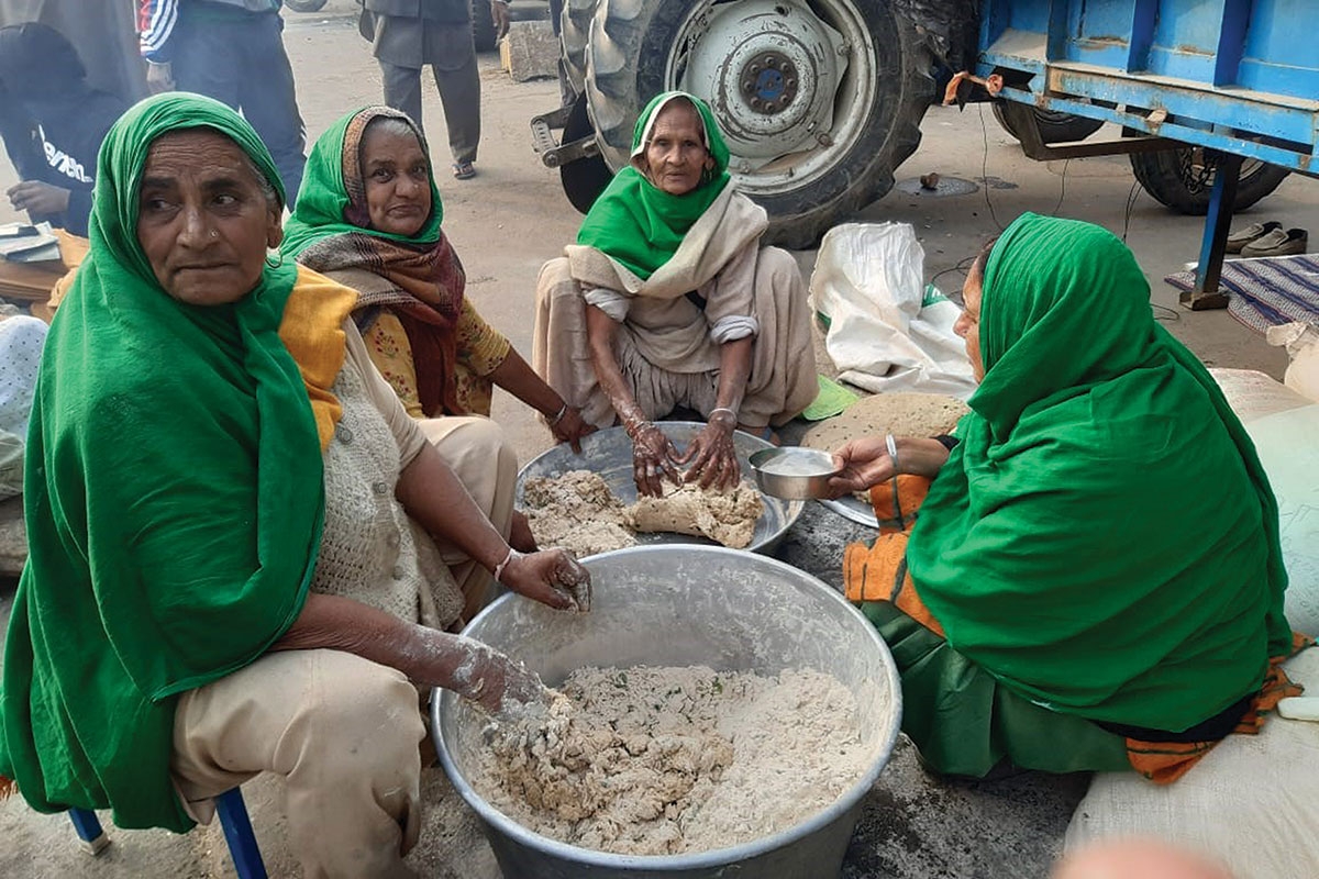 Frauen bereiten Essen für Blockierende