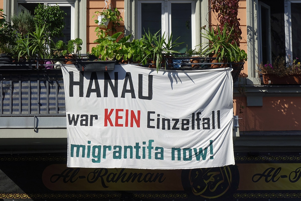 Plakat an einem Berliner Haus mit dem Text "Hanau war kein Einzelfall migrantifa jetzt"