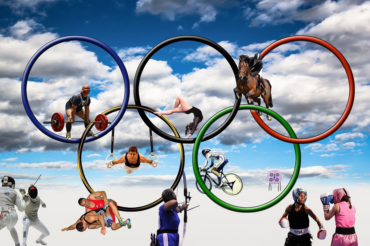 Bildmontage von Sportler:innen verschiedener Sportarten in die Olympiaringe