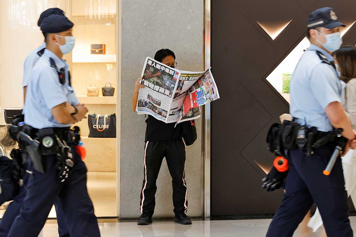 Ein Mann in Hongkong liest am 24. Juni die letzte Ausgabe der »Apple Daily«