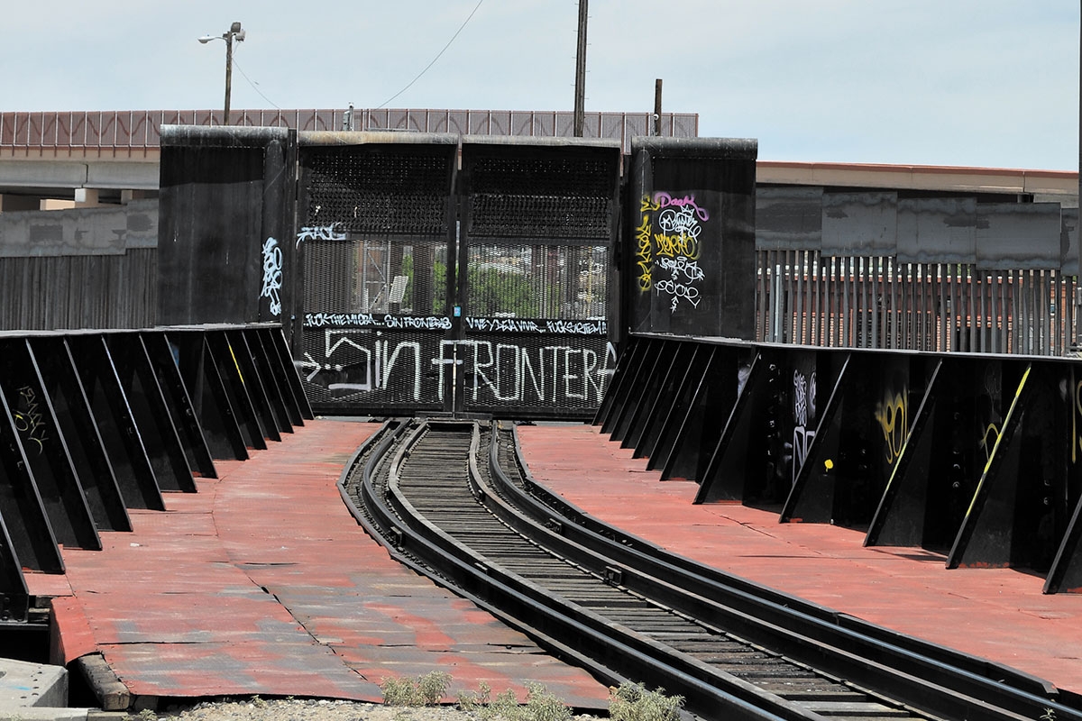 Diese Mauer trennt die Städte Ciudad Juárez und El Paso, Texas