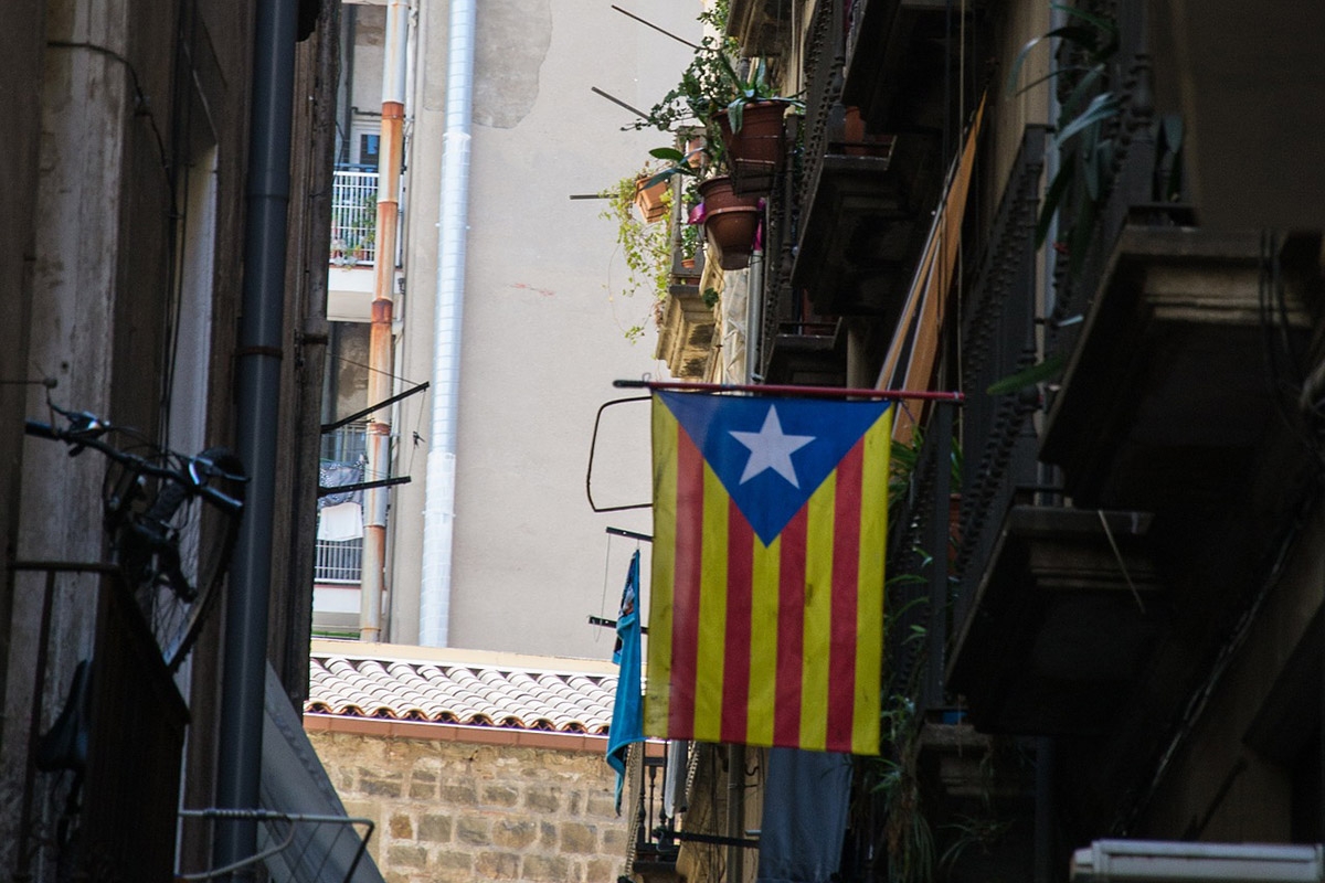 Katalanische Fahne hängt in einer Gasse vom Balkon