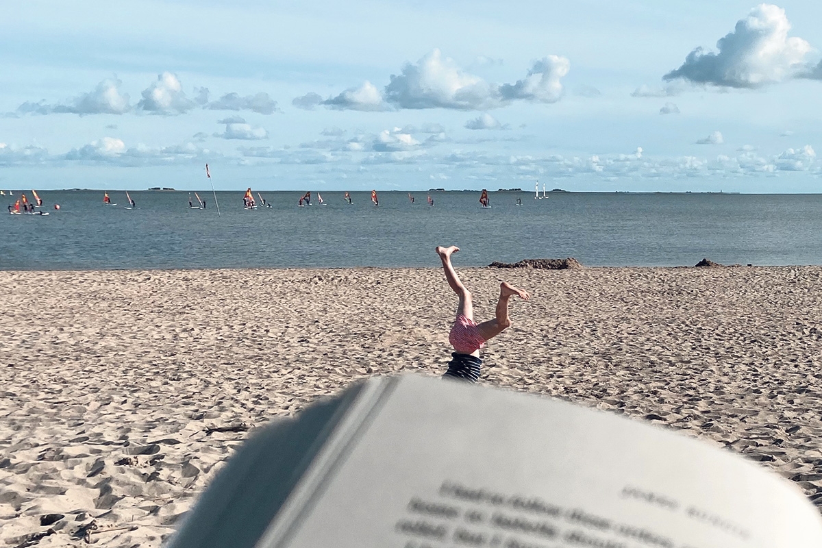 Buch am Strand