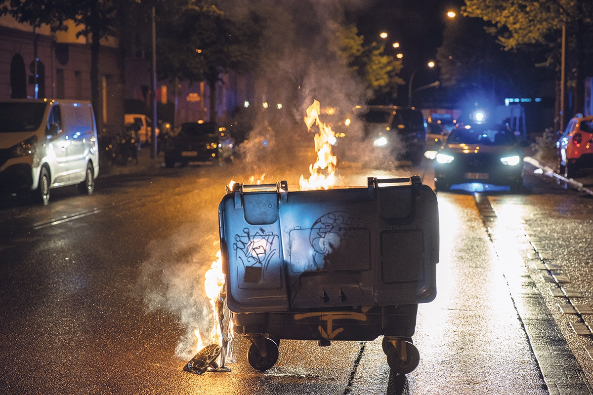 In der Nacht vom 1. auf den 2. Mai vorigen Jahres brannte in Berlin-Friedrichshain mal wieder eine Mülltonne