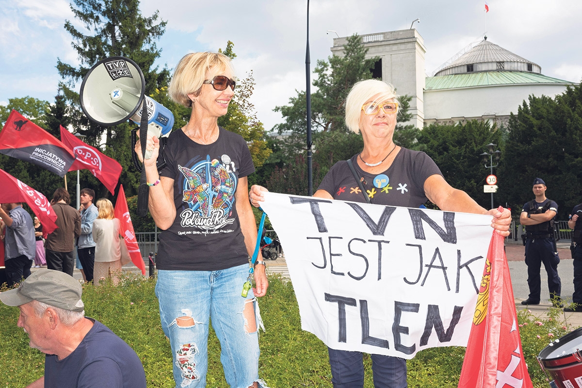 Protesttransparent gegen die Novelle des Mediengesetzes vor dem Sejm in Warschau