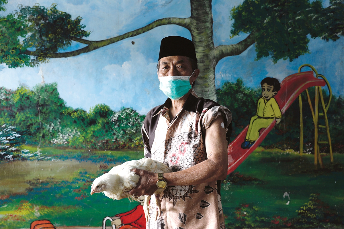 Imam bekam als Belohnung für seine Impfwilligkeit eine Henne geschenkt