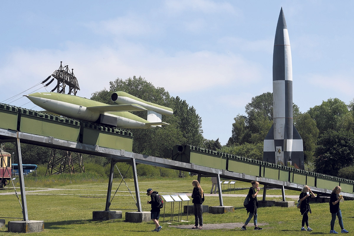 Eine V1-Rakete und der Nachbau einer V2-Rakete auf dem Gelände des Historisch-Technischen Museums Peenemünde
