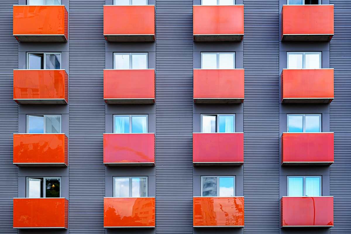 Hausfassade mit roten Balkonen
