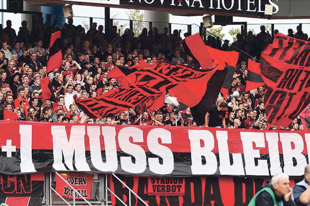Nürnberger Fans mit Banner zur 50+1-Regel