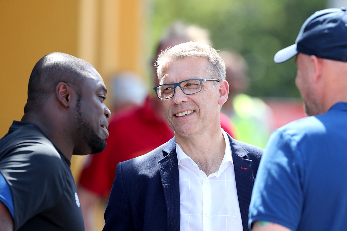 Gerald Asamoah ist Teammanager beim FC Schalke 04, hier im Gespräch mit Sportvorstand Peter Knäbel und Sportdirektor Rouven Schröder