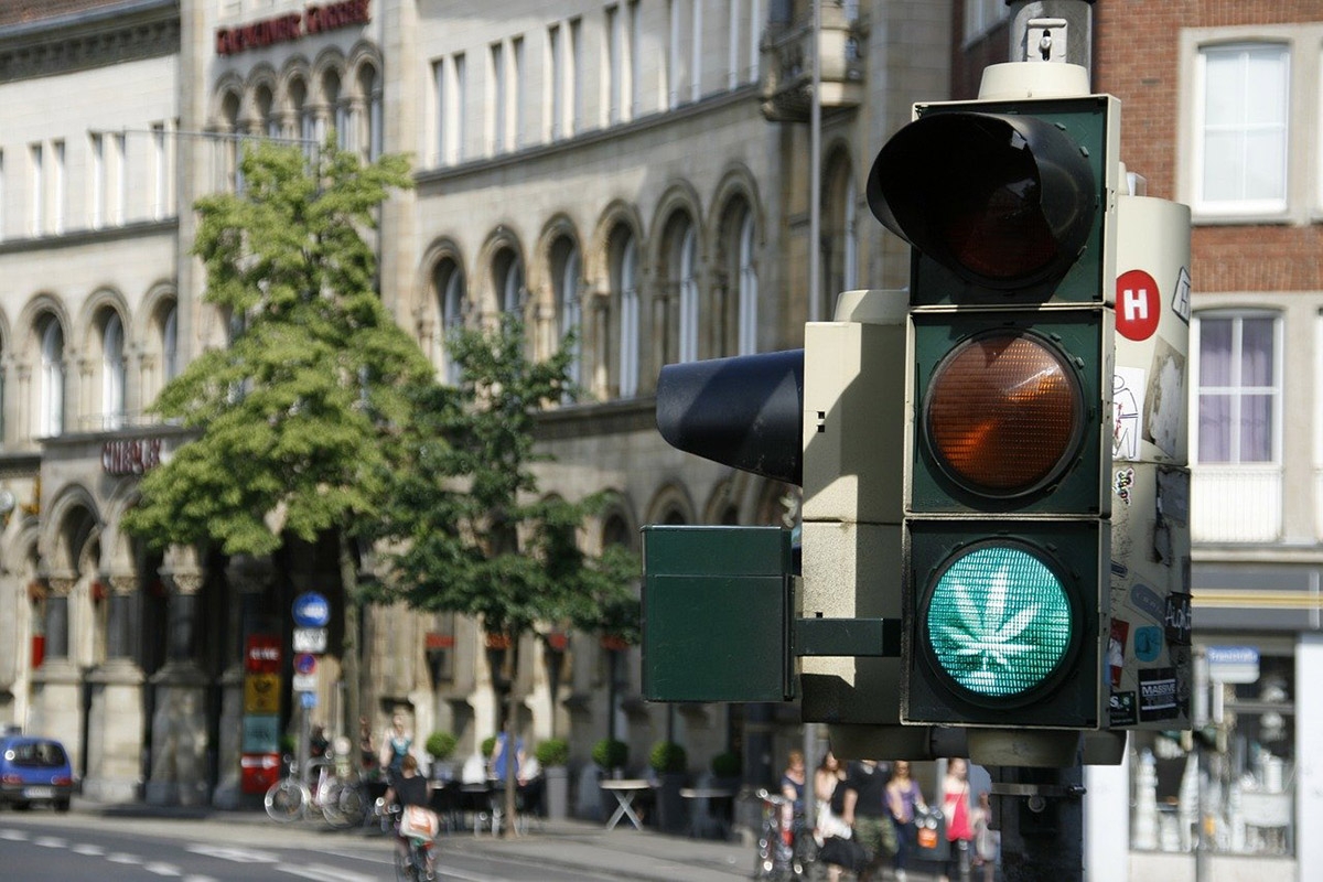 Grünes Ampellicht mit Cannabisblatt