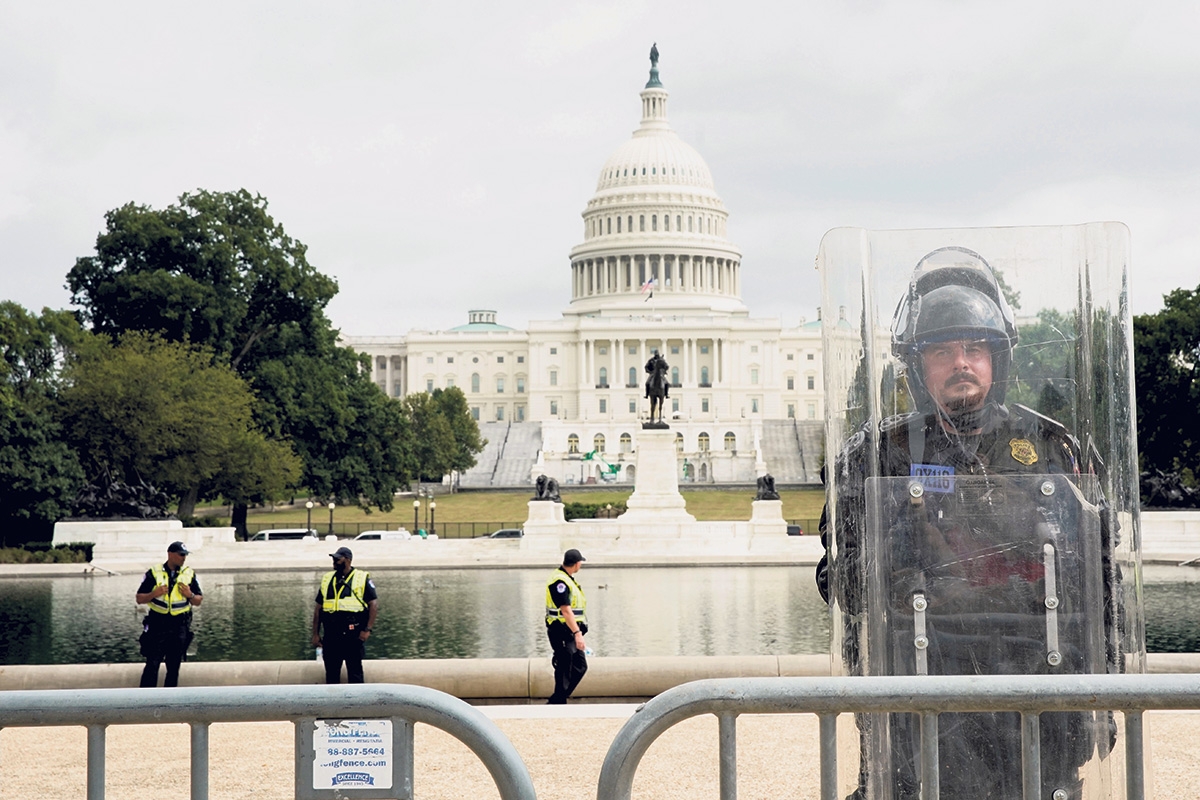 Blick aufs Kapitol in Washington über eine Absperrung mit Bewachung